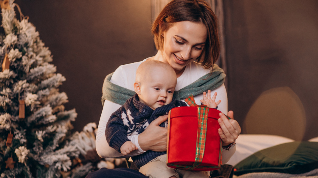 Что подарить родившей подруге? ТОП-33 подарка для молодой мамы